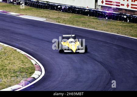 Imola, 1983: Tests der Formel 1 auf dem Imola Circuit. Alain Prost in Aktion mit Renault RE40. Stockfoto