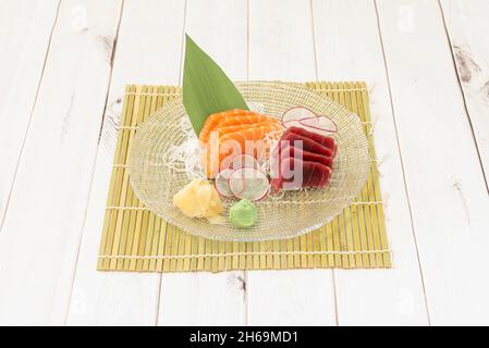 Sashimi ist ein japanisches Gericht, das hauptsächlich aus rohen Meeresfrüchten oder Fisch besteht, fein geschnitten, wenn auch nicht so viel wie ein Carpacio. Serviert neben einer Sauce und Stockfoto