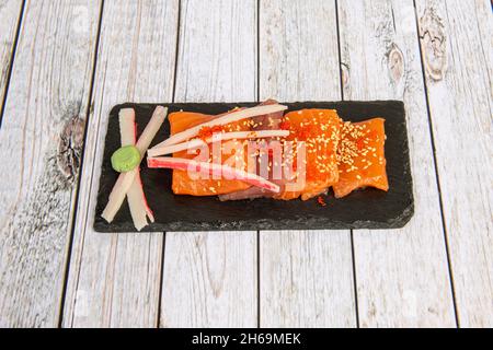 Sashimi ist ein japanisches Gericht, das hauptsächlich aus rohen Meeresfrüchten oder Fisch besteht, fein geschnitten, wenn auch nicht so viel wie ein Carpacio. Serviert neben einer Sauce und Stockfoto