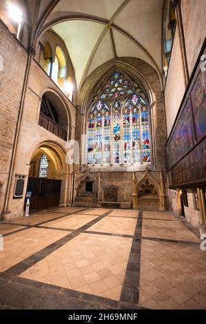 Südliches Querschiff mit Buntglasfenstern und Tudor Charter-Gemälden in der Chichester Kathedrale. Mit Dank an den Dekan und das Kapitel der Chichester Kathedrale. Stockfoto