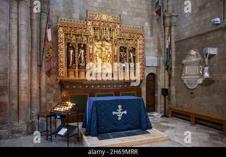 Die Kapelle von St. Michael (Sailor's Chapel) mit Reredos und Altar in der Chichester Cathedral, Großbritannien. Mit Dank an den Dekan und das Kapitel der Chichester Kathedrale Stockfoto