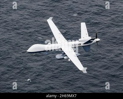 Point Mugu, Vereinigte Staaten von Amerika. 21. April 2021. Ein unbemanntes maritimes Überwachungssystem der US Navy MQ-9 Sea Guardian fliegt während der Pacific Fleet Unmanned Systems Integrated Battle Problem am 21. April 2021 von Point Mugu, Kalifornien, über den Pazifischen Ozean. Quelle: MCC Shannon Renfroe/US Navy/Alamy Live News Stockfoto