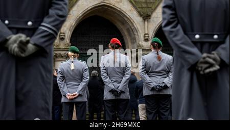 Magdeburg, Deutschland. November 2021. Reservisten des Arbeitskreises Frau-dRBW stehen während einer Gedenkfeier zum Gedenktag auf dem Westfriedhof in Magdeburg. Am Gedenktag werden die Opfer von Krieg und Tyrannei in ganz Sachsen-Anhalt mit Kranzniederlegungen und Gottesdiensten gedenkt. Quelle: Ronny Hartmann/dpa/Alamy Live News Stockfoto