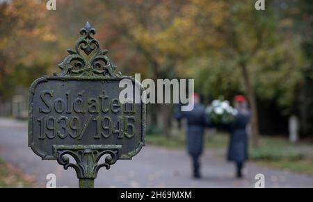 Magdeburg, Deutschland. November 2021. Mitglieder der Bundeswehr tragen einen Kranz an einem Schild mit der Aufschrift "Soldaten 1939/1945" (Soldaten 1939/1945) auf dem Westfriedhof in Magdeburg vorbei. Am Gedenktag wurden die Opfer von Krieg und Tyrannei in ganz Sachsen-Anhalt mit Kranzniederlegungen und Gottesdiensten gedenkt. Quelle: Ronny Hartmann/dpa/Alamy Live News Stockfoto