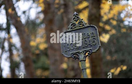 Magdeburg, Deutschland. November 2021. Ein Schild mit der Aufschrift 'Soldaten 1939/1945' (Soldaten 1939/1945) steht auf einem Militärfriedhof auf dem Westfriedhof in Magdeburg. Am Gedenktag wurden die Opfer von Krieg und Tyrannei in ganz Sachsen-Anhalt mit Kranzniederlegungen und Gottesdiensten gedenkt. Quelle: Ronny Hartmann/dpa/Alamy Live News Stockfoto