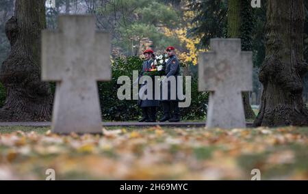 Magdeburg, Deutschland. November 2021. Mitglieder der Bundeswehr tragen einen Kranz an einem militärischen Begräbnisplatz auf dem Westfriedhof in Magdeburg vorbei. Am Gedenktag wurden die Opfer von Krieg und Tyrannei in ganz Sachsen-Anhalt mit Kranzniederlegungen und Gottesdiensten gedenkt. Quelle: Ronny Hartmann/dpa/Alamy Live News Stockfoto