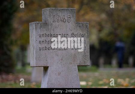 Magdeburg, Deutschland. November 2021. Ein Grab mit der Aufschrift '1945 Unbekannter Soldat'. Am Gedenktag wurden die Opfer von Krieg und Tyrannei in ganz Sachsen-Anhalt mit Kranzniederlegungen und Gottesdiensten gedenkt. Quelle: Ronny Hartmann/dpa/Alamy Live News Stockfoto