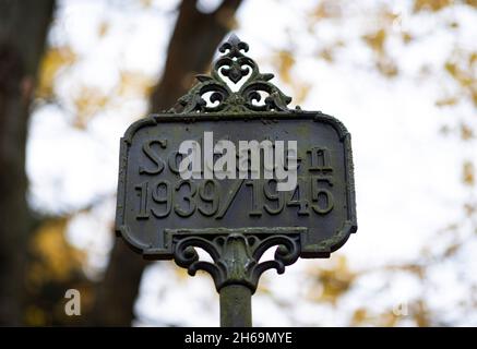 Magdeburg, Deutschland. November 2021. Ein Schild mit der Aufschrift 'Soldaten 1939/1945' (Soldaten 1939/1945) steht auf einem Militärfriedhof auf dem Westfriedhof in Magdeburg. Am Gedenktag wurden die Opfer von Krieg und Tyrannei in ganz Sachsen-Anhalt mit Kranzniederlegungen und Gottesdiensten gedenkt. Quelle: Ronny Hartmann/dpa/Alamy Live News Stockfoto