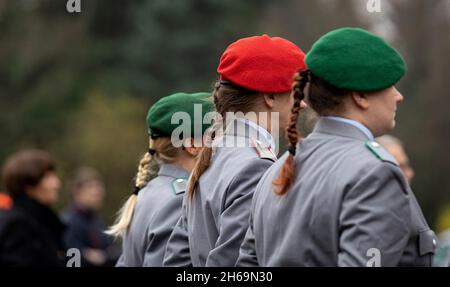 Magdeburg, Deutschland. November 2021. Reservisten des Arbeitskreises Frau-dRBW stehen während einer Gedenkfeier zum Gedenktag auf dem Westfriedhof in Magdeburg. Am Gedenktag werden die Opfer von Krieg und Tyrannei in ganz Sachsen-Anhalt mit Kranzniederlegungen und Gottesdiensten gedenkt. Quelle: Ronny Hartmann/dpa/Alamy Live News Stockfoto