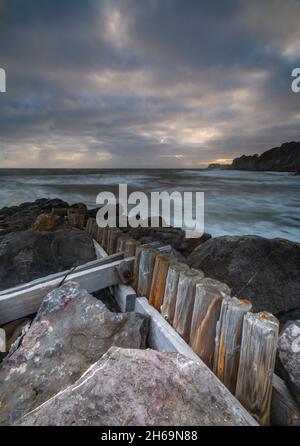 Küste der isle of wight an der Steephill-Abdeckung in der Nähe von ventnor, alter Wellenbrecher am Strand an der Steephill-Bucht auf der Insel wight in der Nähe von ventnor. Stockfoto