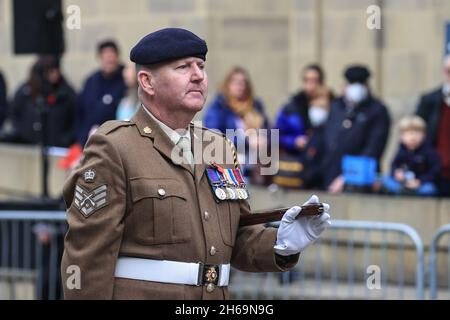 Leeds, Großbritannien. November 2021. Ein führender Armeeoffizier der bewaffneten Wachen während des Gedenksonntages Tribute am 14. November 2021 am war Memorial in Victoria Gardens Leeds, West Yorkshire, Großbritannien. Am 11/14/2021 in Leeds, Großbritannien. (Foto von Mark Cosgrove/News Images/Sipa USA) Quelle: SIPA USA/Alamy Live News Stockfoto