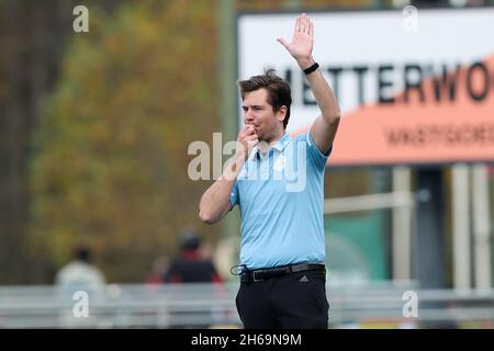 DEN HAAG, NIEDERLANDE - 14. NOVEMBER: Schiedsrichter Thomas Duijnstee während des Hoofdklasse-Spiels zwischen Klein Zwitserland D1 und Victoria D1 am HC Klein Zwitserland am 14. November 2021 in Den Haag, Niederlande (Foto: Hans van der Valk/Orange Picters) Stockfoto