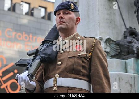 Am 14. November 2021 wurde ein Mohnblumen an einen Randalierten während der Gedenkfeier am Remembrance Sunday Tributes am war Memorial in Victoria Gardens Leeds, West Yorkshire, Großbritannien, geheftet. Stockfoto