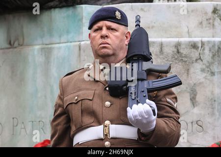 Ein Schütze während des Gedenksonntags Tribute am 14. November 2021 im war Memorial in Victoria Gardens Leeds, West Yorkshire, Großbritannien. Stockfoto