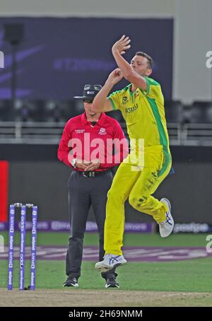 Dubai, VAE, 14, Nov 2021: ICC T20 Finals: Neuseeland gegen Australien, Australier Jose Hazelwood aus Australien während der Finals im Dubai International Stadium am Sonntag. Foto: Seshadri SUKUMAR/Alamy Live News Stockfoto