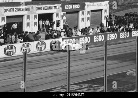 Imola, 1988: Tests der Formel 1 auf dem Imola Circuit. Stefano Modena in Aktion auf der Eurobrun ER188. Stockfoto