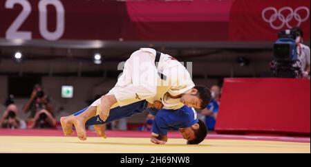 24. JULI 2021 - TOKIO, JAPAN: TAKATO Naohisa aus Japan (weiß) schlägt Yeldos SMETOV aus Kasachstan (blau) im Judo Men-Halbfinale mit 60 kg im Tokio Stockfoto