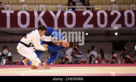 24. JULI 2021 - TOKIO, JAPAN: TAKATO Naohisa aus Japan (weiß) schlägt Yeldos SMETOV aus Kasachstan (blau) im Judo Men-Halbfinale mit 60 kg im Tokio Stockfoto