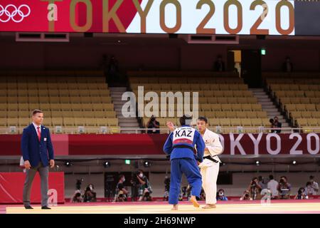 24. JULI 2021 - TOKIO, JAPAN: TAKATO Naohisa aus Japan (weiß) schlägt Yeldos SMETOV aus Kasachstan (blau) im Judo Men-Halbfinale mit 60 kg im Tokio Stockfoto