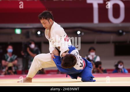 24. JULI 2021 - TOKIO, JAPAN: TAKATO Naohisa aus Japan (weiß) schlägt Yeldos SMETOV aus Kasachstan (blau) im Judo Men-Halbfinale mit 60 kg im Tokio Stockfoto