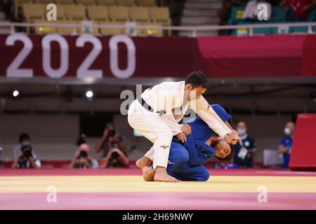 24. JULI 2021 - TOKIO, JAPAN: TAKATO Naohisa aus Japan (weiß) schlägt Yeldos SMETOV aus Kasachstan (blau) im Judo Men-Halbfinale mit 60 kg im Tokio Stockfoto