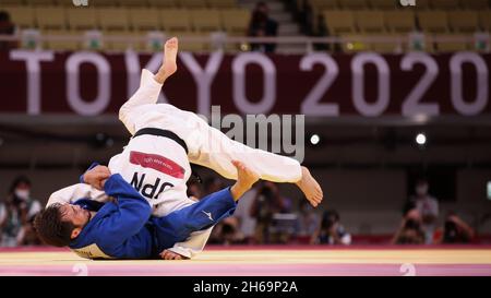 24. JULI 2021 - TOKIO, JAPAN: TAKATO Naohisa aus Japan (weiß) schlägt Yeldos SMETOV aus Kasachstan (blau) im Judo Men-Halbfinale mit 60 kg im Tokio Stockfoto