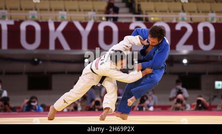 24. JULI 2021 - TOKIO, JAPAN: TAKATO Naohisa aus Japan (weiß) schlägt Yeldos SMETOV aus Kasachstan (blau) im Judo Men-Halbfinale mit 60 kg im Tokio Stockfoto