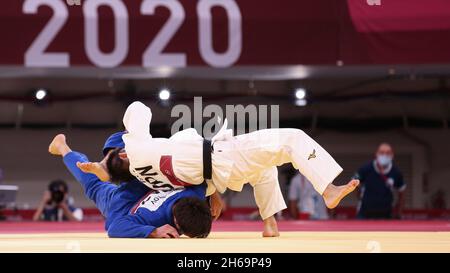 24. JULI 2021 - TOKIO, JAPAN: TAKATO Naohisa aus Japan (weiß) schlägt Yeldos SMETOV aus Kasachstan (blau) im Judo Men-Halbfinale mit 60 kg im Tokio Stockfoto