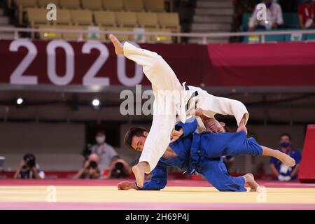 24. JULI 2021 - TOKIO, JAPAN: TAKATO Naohisa aus Japan (weiß) schlägt Yeldos SMETOV aus Kasachstan (blau) im Judo Men-Halbfinale mit 60 kg im Tokio Stockfoto