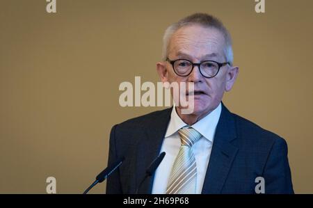 Magdeburg, Deutschland. November 2021. Der Politikwissenschaftler Everhard Holtmann, Forschungsdirektor am Zentrum für Sozialforschung Halle (ZSH), spricht im Rahmen der zentralen Gedenkfeier zum Gedenktag in der Staatskanzlei Sachsen-Anhalt. Am Tag der Nationalen Trauer wurden die Opfer von Krieg und Tyrannei in ganz Sachsen-Anhalt mit Kranzniederlegungen und Gottesdiensten gedenkt. Quelle: Ronny Hartmann/dpa/Alamy Live News Stockfoto