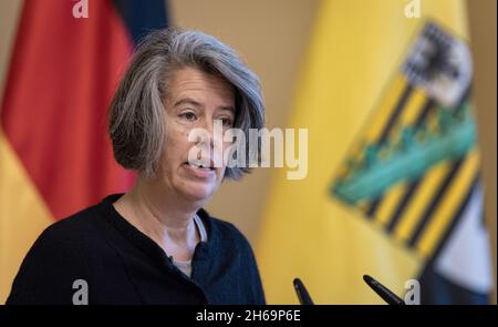 Magdeburg, Deutschland. November 2021. Sachsen-Anhalts Innenministerin Tamara Zieschang (CDU) spricht im Rahmen der zentralen Gedenkfeier zum Gedenktag im Staatskanzlei Sachsen-Anhalt. Am Gedenktag wurden die Opfer von Krieg und Tyrannei in ganz Sachsen-Anhalt mit Kranzniederlegungen und Gottesdiensten gedenkt. Quelle: Ronny Hartmann/dpa/Alamy Live News Stockfoto