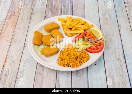 Speisekarte mit Chicken Nuggets mit pommes frites, Salat mit Tomaten und Salat und Bulgur Eintopf auf Holztisch Stockfoto