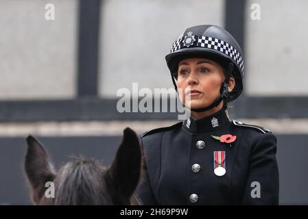 Leeds, Großbritannien. November 2021. West Yorkshire Mounted Polizist ist während der Gedenksonntagsfeier am 14. November 2021 in Leeds, West Yorkshire, Großbritannien, am 11. November 14 in Leeds, Großbritannien, 2021 anwesend. (Foto von Mark Cosgrove/News Images/Sipa USA) Quelle: SIPA USA/Alamy Live News Stockfoto