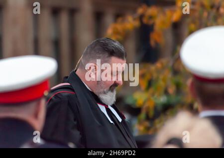 Glasgow, Schottland, Großbritannien. 14. November 2021. Rev. Mark E. Johnstone, Minister der Kathedrale von Glasgow, nimmt am Sonntag an dem Gedenkgottesdienst im Cenotaph am George Square Teil. Kredit: Skully/Alamy Live Nachrichten Stockfoto