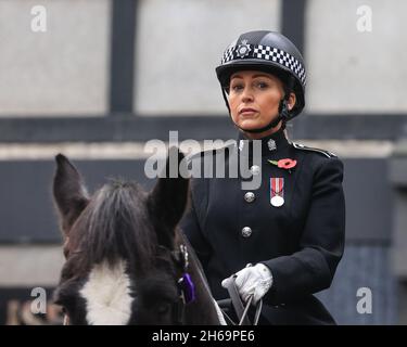 West Yorkshire Mounted Polizist ist während der Gedenksonntagsfeier am 14. November 2021 in Leeds, West Yorkshire, Großbritannien, am 11. November 14 in Leeds, Großbritannien, 2021 anwesend. (Foto von Mark Cosgrove/News Images/Sipa USA) Stockfoto