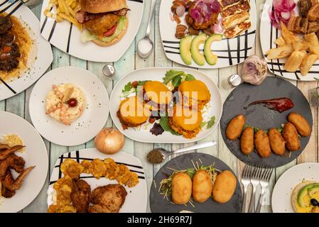 Set von Gerichten der internationalen lateinischen Lebensmittel, Salat mit Garnelen, Lima Ursache, arepas, Picapollo, Gebratene Yucca- und serrano-Schinken-Kroketten Stockfoto