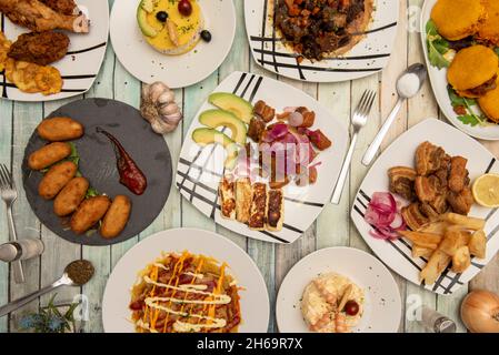 Set aus lateinischen Gerichten, verschiedenen Specksorten, Schinkenkroketten, Lima-Ursache, russischer Salat mit Garnelen, Chicharron mit gebratener Yucca, Patacon, Picatodo, Gabel Stockfoto