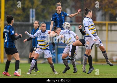 Sesto San Giovanni, Italien. November 2021. Mailand, Italien, 14.11.21 Midfield Confusion während des Serie-A-Frauenmatches zwischen dem FC Internazionale und Hellas Verona im Breda-Stadion in Sesto San Giovanni Mailand, Italien Cristiano Mazzi/SPP Credit: SPP Sport Press Photo. /Alamy Live News Stockfoto