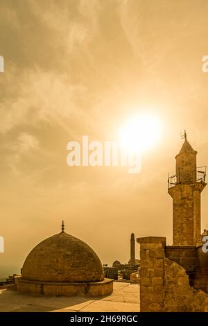 Skyline der steinernen Stadt Mardin mit ihren Minaretten und Kuppeln aus rotem Sandstein Stockfoto