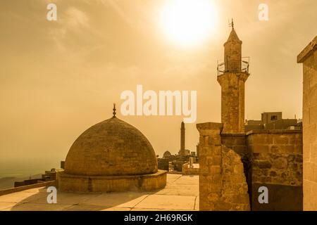 Skyline der steinernen Stadt Mardin mit ihren Minaretten und Kuppeln aus rotem Sandstein Stockfoto