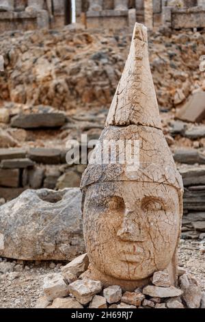 Steinskulptur einer griechischen Gottheit auf dem Berg der Götter Stockfoto