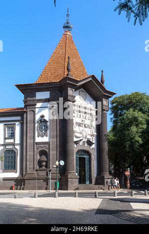 FUNCHAL, MADEIRA - 20. AUGUST 2019: Dies ist das majestätische Gebäude der Bank of Portugal im Stadtzentrum. Stockfoto