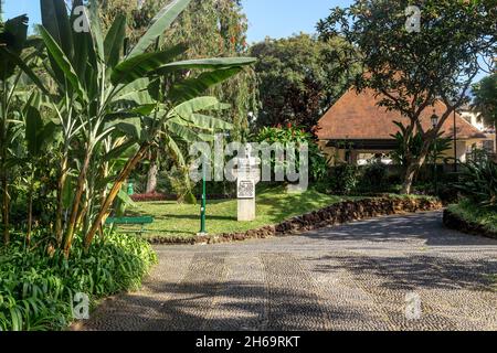 FUNCHAL, PORTUGAL - 20. AUGUST 2021: Dies ist die Büste von Simon Bolivar im Stadtpark der Stadt. Stockfoto