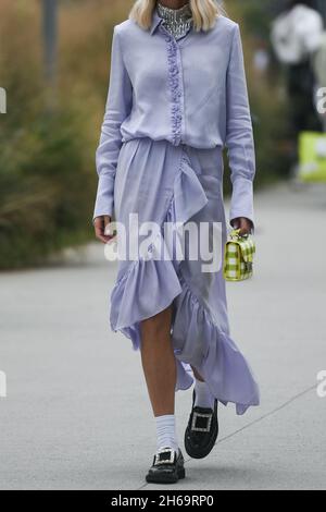 Mailand, Italien - 25. September 2021: Straßenkleidung, Frau in modischem Outfit auf den Straßen von Mailand, Italien. Stockfoto