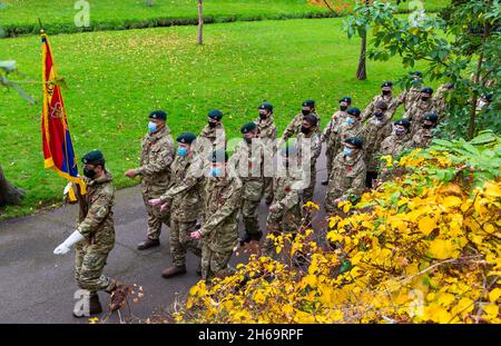 Bournemouth, Dorset, Großbritannien. 14.. November 2021. Gedenksonntagsparade und Kranzniederlegung - Vertreter von bewaffneten Diensten, Truppengruppen und Kadetten marschieren durch Bournemouth-Gärten, gefolgt von einem Gottesdienst und einer Kranzniederlegung am war Memorial in Central Gardens. Menschenmengen versammeln sich, um ihren Respekt zu zollen und sich an einem milden Tag an die Gefallenen zu erinnern. Dieses Jahr fällt mit dem hundertjährigen Jubiläum der Royal British Legion zusammen. Armeekadetten marschieren durch die Gärten. Quelle: Carolyn Jenkins/Alamy Live News Stockfoto