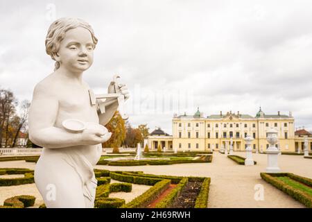 Branicki Palast in Bialystok, Podlasie, Polen. Nahaufnahme einer Skulptur im Palac Branickich und im Garten der Medizinischen Universität. Stockfoto