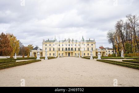 Branicki Palast in Bialystok, Podlasie, Polen. Palac Branickich und Medizinische Universität schöner Garten mit Skulpturen. Stockfoto