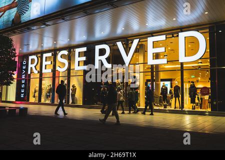 Reserviertes Schaufenster und Eingangsschild, polnische Bekleidungsgeschäft-Kette im Stadtzentrum. Warschau, Polen - 22. Oktober 2021 Stockfoto