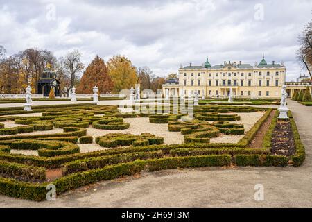 Branicki Palast in Bialystok, Podlasie, Polen. Palac Branickich und Medizinische Universität schöner Garten mit Skulpturen. Stockfoto