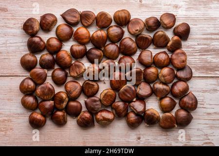 Bulk Kastanien auf Holztisch Stockfoto